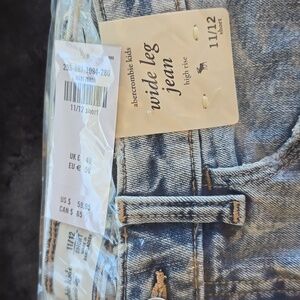 Abercrombie High rise Wide leg jean size 11/12 Short